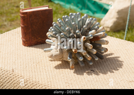 Igel aus leeren Distickstoffoxid (Lachgas) Zylinder, Glastonbury Festival 2013 gemacht. Somerset, England, Vereinigtes Königreich. Stockfoto