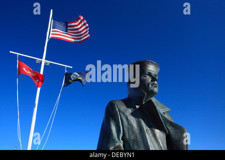 "Die Lone Sailor", bronze-Skulptur am Lake Champlain Navy Memorial, Lake Champlain, Burlington, Vermont, Vereinigte Staaten von Amerika Stockfoto