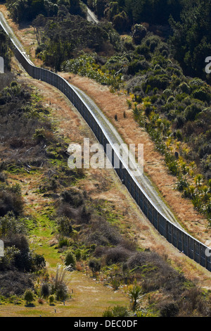 Pest-Ausschluss Zaun, Orokonui Ecosanctuary, in der Nähe von Dunedin, Otago, Südinsel, Neuseeland Stockfoto