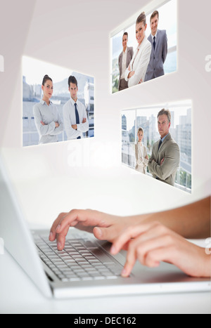 Frau auf ihrem Laptop tippen Stockfoto