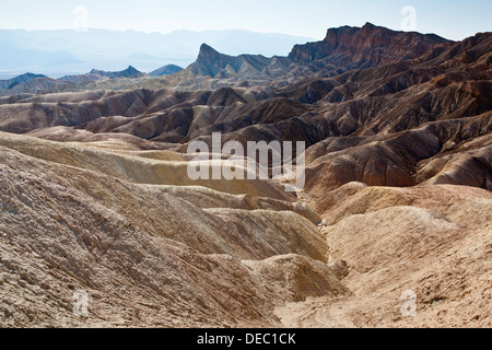 Landschaft am Zabriskie Point mit Manly Beacon in der Ferne, Death Valley, Kalifornien, USA. JMH5370 Stockfoto