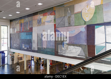 "Wand der Kläger", Wandgemälde von Giselbert Hoke in die Haupthalle des Hauptbahnhof, Klagenfurt, Kärnten, Österreich Stockfoto