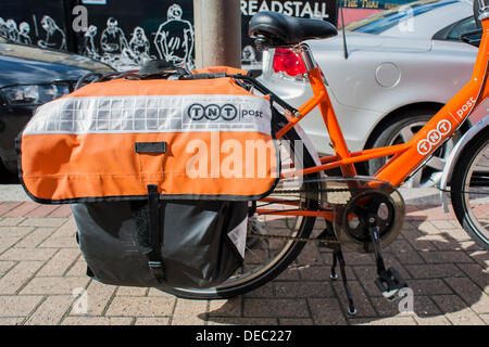 London, UK. 16. September 2013. Die Royal Mail-Flotation droht ebenso wie TNT Studien eine eigene Tür zu Tür service im Süden von London. Dies hat dazu geführt, das Erscheinungsbild der Briefträger mit markanten orangefarbenen Fahrräder der Marke TNT.  London, UK, 16. September 2013. Bildnachweis: Guy Bell/Alamy Live-Nachrichten Stockfoto