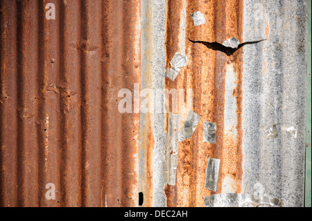 Alte rostige Zink Wellpappe Metallwand in Altstadt. Stockfoto