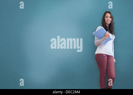 Ziemlich braune dunkelhaarige Studentin posiert Stockfoto