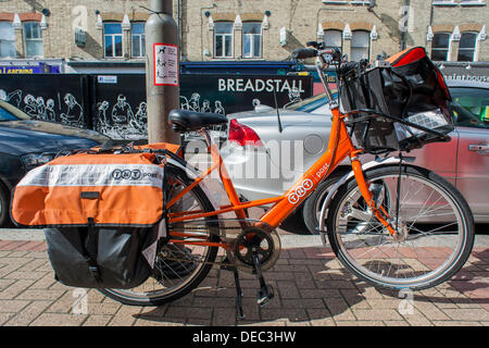 London, UK. 16. September 2013. Die Royal Mail-Flotation droht ebenso wie TNT Studien eine eigene Tür zu Tür service im Süden von London. Dies hat dazu geführt, das Erscheinungsbild der Briefträger mit markanten orangefarbenen Fahrräder der Marke TNT.  London, UK, 16. September 2013. Bildnachweis: Guy Bell/Alamy Live-Nachrichten Stockfoto