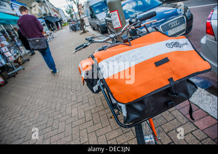 London, UK. 16. September 2013. Die Royal Mail-Flotation droht ebenso wie TNT Studien eine eigene Tür zu Tür service im Süden von London. Dies hat dazu geführt, das Erscheinungsbild der Briefträger mit markanten orangefarbenen Fahrräder der Marke TNT.  London, UK, 16. September 2013. Bildnachweis: Guy Bell/Alamy Live-Nachrichten Stockfoto