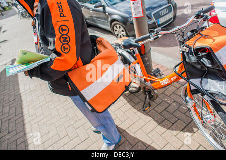 London, UK. 16. September 2013. Die Royal Mail-Flotation droht ebenso wie TNT Studien eine eigene Tür zu Tür service im Süden von London. Dies hat dazu geführt, das Erscheinungsbild der Briefträger mit markanten orangefarbenen Fahrräder der Marke TNT.  London, UK, 16. September 2013. Bildnachweis: Guy Bell/Alamy Live-Nachrichten Stockfoto