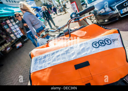 London, UK. 16. September 2013. Die Royal Mail-Flotation droht ebenso wie TNT Studien eine eigene Tür zu Tür service im Süden von London. Dies hat dazu geführt, das Erscheinungsbild der Briefträger mit markanten orangefarbenen Fahrräder der Marke TNT.  London, UK, 16. September 2013. Bildnachweis: Guy Bell/Alamy Live-Nachrichten Stockfoto