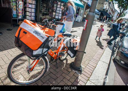 London, UK. 16. September 2013. Die Royal Mail-Flotation droht ebenso wie TNT Studien eine eigene Tür zu Tür service im Süden von London. Dies hat dazu geführt, das Erscheinungsbild der Briefträger mit markanten orangefarbenen Fahrräder der Marke TNT.  London, UK, 16. September 2013. Bildnachweis: Guy Bell/Alamy Live-Nachrichten Stockfoto