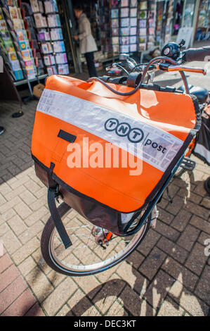 London, UK. 16. September 2013. Die Royal Mail-Flotation droht ebenso wie TNT Studien eine eigene Tür zu Tür service im Süden von London. Dies hat dazu geführt, das Erscheinungsbild der Briefträger mit markanten orangefarbenen Fahrräder der Marke TNT.  London, UK, 16. September 2013. Bildnachweis: Guy Bell/Alamy Live-Nachrichten Stockfoto