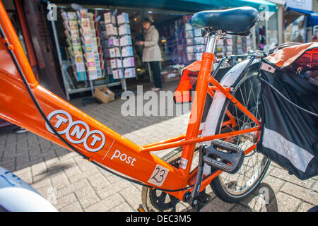 London, UK. 16. September 2013. Die Royal Mail-Flotation droht ebenso wie TNT Studien eine eigene Tür zu Tür service im Süden von London. Dies hat dazu geführt, das Erscheinungsbild der Briefträger mit markanten orangefarbenen Fahrräder der Marke TNT.  London, UK, 16. September 2013. Bildnachweis: Guy Bell/Alamy Live-Nachrichten Stockfoto