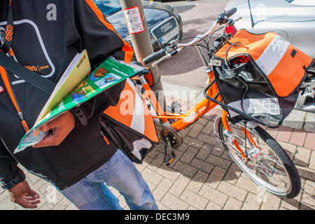 London, UK. 16. September 2013. Die Royal Mail-Flotation droht ebenso wie TNT Studien eine eigene Tür zu Tür service im Süden von London. Dies hat dazu geführt, das Erscheinungsbild der Briefträger mit markanten orangefarbenen Fahrräder der Marke TNT.  London, UK, 16. September 2013. Bildnachweis: Guy Bell/Alamy Live-Nachrichten Stockfoto