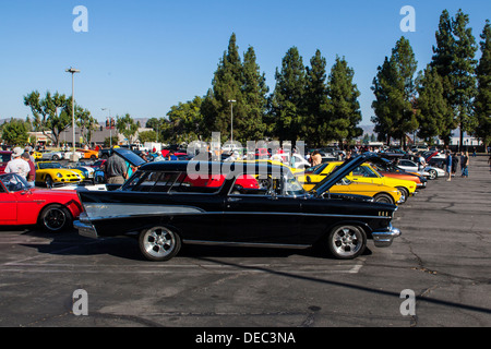 Ein 1957 Chevrolet Nomad-Kombi an Supersportwagen Sonntag in Woodland Hills, Kalifornien Stockfoto