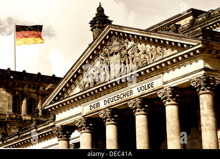 Deutsche Flagge auf dem Reichstagsgebäude des Deutschen Bundestages, mit der Inschrift "Dem Deutschen Volke" Stockfoto