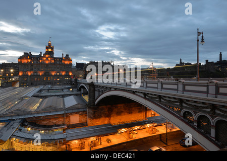 Blick auf die Altstadt beleuchtet am Abend mit dem Turm der Balmoral Hotel, Waverley Station, Calton Hill Stockfoto