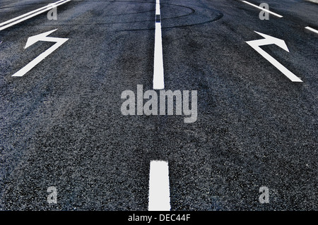 Pfeil-Zeichen auf Asphaltstraße Stockfoto