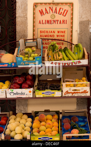 Früchte für den Verkauf auf Corso Umberto I, der Haupteinkaufsstraße in Taormina, Sizilien, Italien Stockfoto