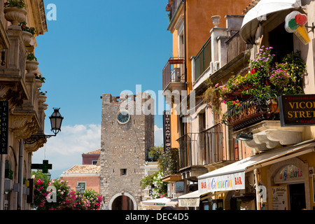 A Blick entlang der Haupteinkaufsstraße Corso Umberto I, die Torre del Orloggio in Taormina, Sizilien, Italien Stockfoto