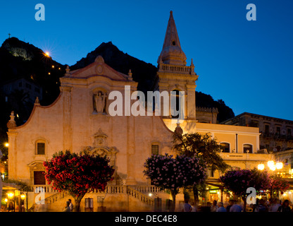 Die Kirche von San Giusseppi in der Abenddämmerung in Taormina, Sizilien, Italien Stockfoto