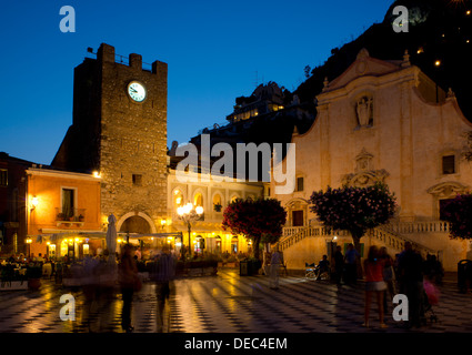 Die Kirche San Giusseppi und Torre del Orlogio in Piazza IX Aprile in der Abenddämmerung in Taormina, Sizilien, Italien Stockfoto