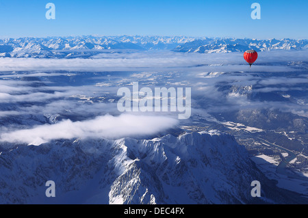 Heißluftballon überfliegen Wilder Kaiser Gebirge, Kössen, Tirol, Österreich Stockfoto