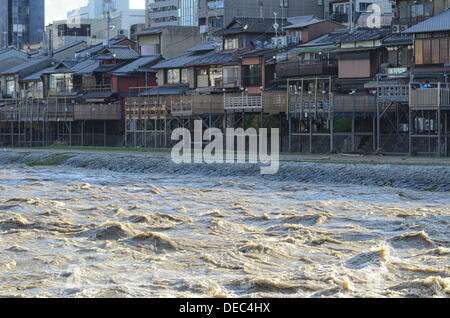 Kyoto, Japan. 16. September 2013. Taifun Mann-Yi macht Landfall in Japan. Bild zeigt eine sehr grobe Kamo-Fluss, der durch Stadt Kyoto. Der Taifun traf den Bereich frühen Montagmorgen Ortszeit und 19:00 zog auf der Hauptinsel Honshu nach Tokio, was zu schweren Überschwemmungen in einigen Bereichen. Ab 19:00 Ortszeit waren mehr als 400.000 bestellt worden, um ihre Häuser in drei Präfekturen mit Berichte über zwei Todesfälle, vier fehlt und 28 Verletzte landesweit zu evakuieren. Bildnachweis: Trevor Mogg / Alamy Live News Stockfoto