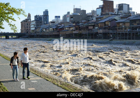 Kyoto, Japan. 16. September 2013. Taifun Mann-Yi macht Landfall in Japan. Bild zeigt eine sehr grobe Kamo-Fluss, der durch Stadt Kyoto. Der Taifun traf den Bereich frühen Montagmorgen Ortszeit und 19:00 zog auf der Hauptinsel Honshu nach Tokio, was zu schweren Überschwemmungen in einigen Bereichen. Ab 19:00 Ortszeit waren mehr als 400.000 bestellt worden, um ihre Häuser in drei Präfekturen mit Berichte über zwei Todesfälle, vier fehlt und 28 Verletzte landesweit zu evakuieren. Bildnachweis: Trevor Mogg / Alamy Live News Stockfoto