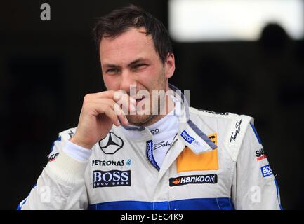 Oschersleben, Deutschland. 15. September 2013. Die britische Mercedes-Pilot Gary Paffett macht eine Geste nach dem 8. Rennen der DTM auf dem Etropolis Motorsport Arena in Oschersleben, Deutschland, 15. September 2013. Foto: JENS WOLF/Dpa/Alamy Live News Stockfoto