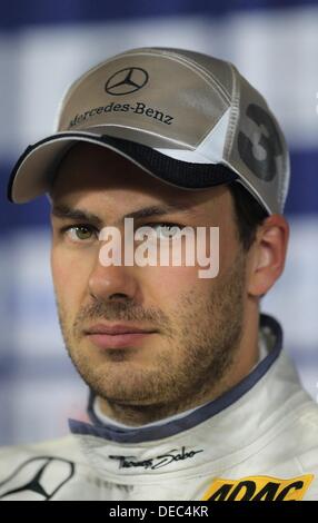 Oschersleben, Deutschland. 15. September 2013. Die britische Mercedes-Pilot Gary Paffett fotografiert nach dem 8. Rennen der DTM auf dem Etropolis Motorsport Arena in Oschersleben, Deutschland, 15. September 2013. Foto: JENS WOLF/Dpa/Alamy Live News Stockfoto