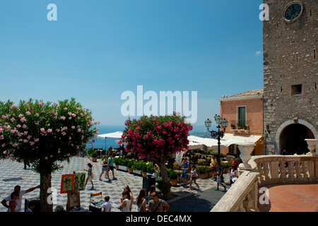 Eine Ansicht der Piazza IX Aprile von den Stufen der Kirche von San Giusseppi in Taormina, Sizilien, Italien Stockfoto