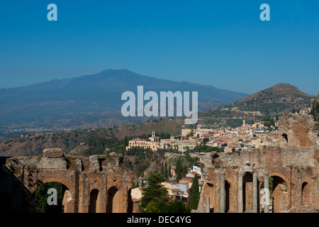 Ein Blick auf das griechische Theater, den Ätna und Taormina in Sizilien, Italien Stockfoto