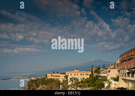 Einen morgendlichen Blick auf Rauch aus Ätna hinter der Stadt von Taormina, Sizilien, Italien Stockfoto