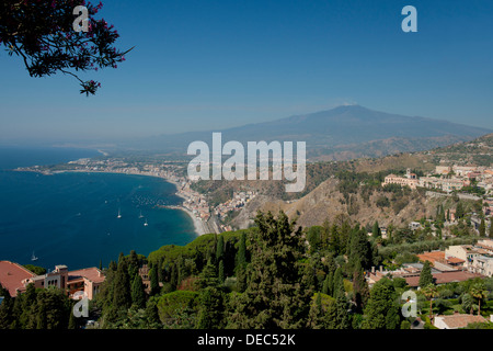 Ein Blick auf Ätna und die Bucht von Naxos auf das Ionische Meer von der griechischen Theater InTaormina, Sizilien, Italien Stockfoto