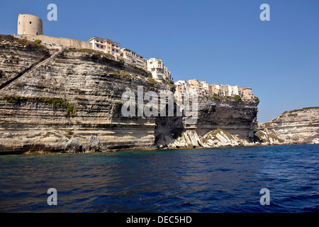 Stadt von Bonifacio befindet sich auf einem Kalksteinplateau, Bonifacio, Korsika, Frankreich Stockfoto