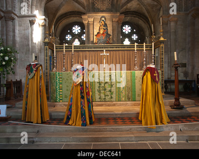 Bademäntel auf dem Display auf dem Hochaltar Romsey Abbey Hampshire England UK Stockfoto