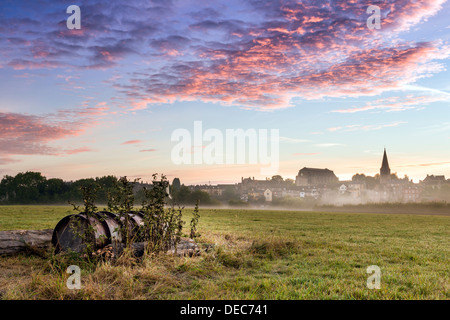 Malmesbury, Wiltshire. Glocken der Kirche über die Wiese auf einem nebligen September Dawn. Stockfoto