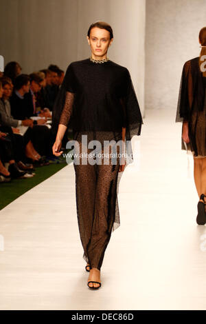 London, UK, 16. September 2013, Marios Schwab zeigt seine 2014 Jahr Frühjahr/Sommer-Kollektion auf dem Laufsteg Ausreißer auf der Oberseite zeigen Ladenfläche im Regents Park während der London Fashion Woche SS14 Stockfoto