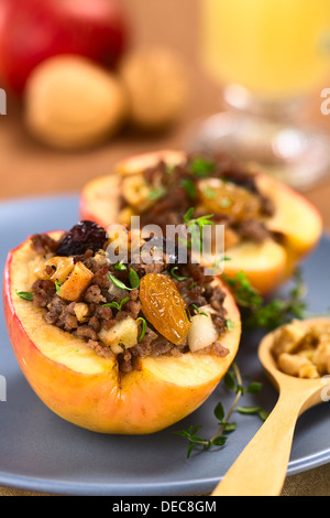 Bohnenkraut gebackene Apfel gefüllt mit Hackfleisch, Rosinen, Sultaninen, Zwiebel und Walnuss, bestreut mit frischer Thymian-Blätter an der Spitze Stockfoto