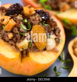 Bohnenkraut gebackene Apfel gefüllt mit Hackfleisch, Rosinen, Sultaninen, Zwiebel und Walnuss, bestreut mit frischer Thymian-Blätter an der Spitze Stockfoto