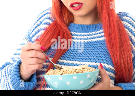 -Modell veröffentlicht. Attraktive junge Frau, Frühstücks-Cerealien und Obst essen Stockfoto