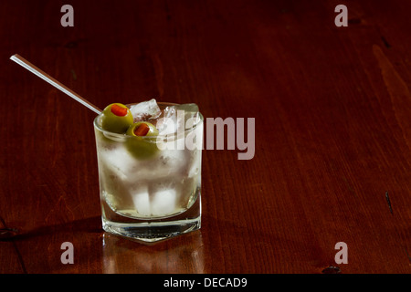 klassische Cocktail serviert auf den Felsen mit Piment gefüllte cocktail Oliven Stockfoto