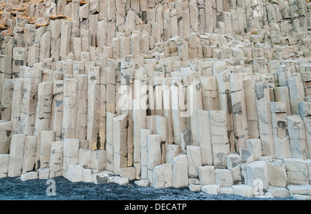 Reynisfjara säulenförmigen Basalt Felsformation Stockfoto