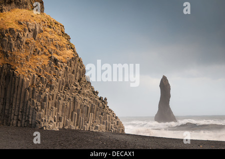 Blick auf Reynisfjara Felsformationen am Strand von Halsanefhellir Island Stockfoto