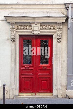 Reich verzierte Front Doppeltür mit geschnitzten Mauerwerk-Fassade. Stockfoto