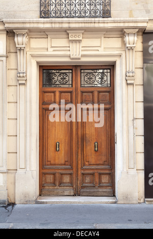 Reich verzierte Front Doppeltür mit geschnitzten Mauerwerk-Fassade. Stockfoto