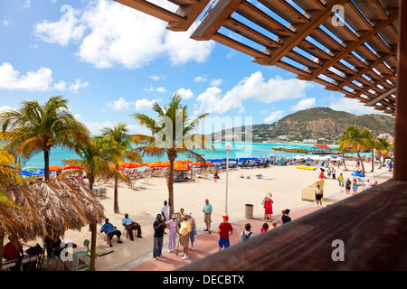 Touristen am Great Bay Beach in St. Maarten Stockfoto