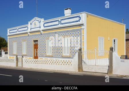 Typische Algarve Haus mit Azulejos dekorative Fliesen Algarve Portugal Stockfoto