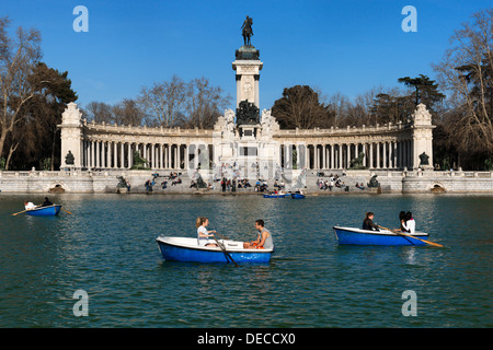 Madrid, Spanien, El Retiro-Park mit dem Denkmal von Alfonso XII und Besucher auf dem See Stockfoto