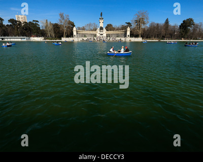 Madrid, Spanien, El Retiro-Park mit dem Denkmal von Alfonso XII und Besucher auf dem See Stockfoto